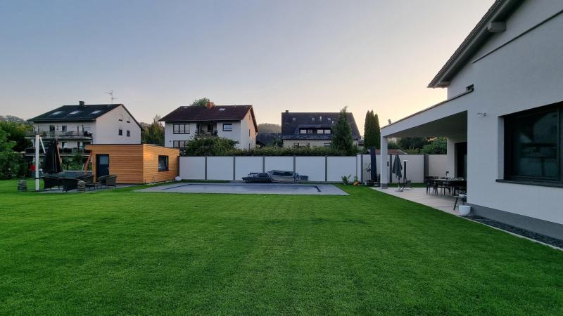 Fertigwand-Modulare-Wandsysteme-mit-Pool-und-Gartenhaus
