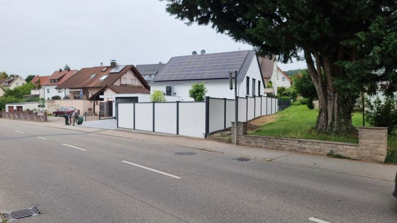 Fertigwand-Sichtschutz-zum-Nachbargrundstck-und-Larmschutz-zur-Strae-Modulare-Wandsysteme