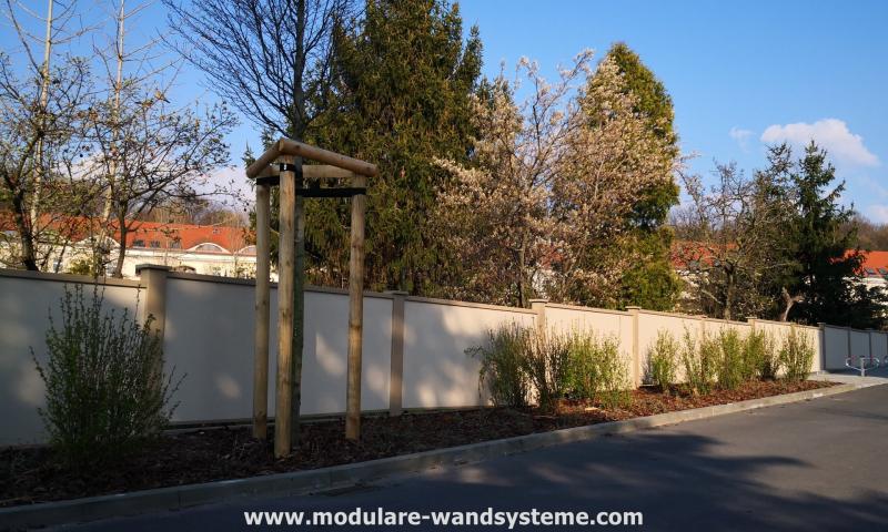Gartenmauer-hinter-Pflanzstreifen-Modulare-Wandsysteme