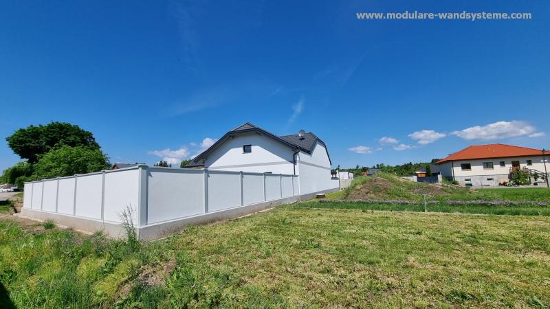 Modulare-Wandsysteme-Fertigmauer-System-auf-Streifenfundament