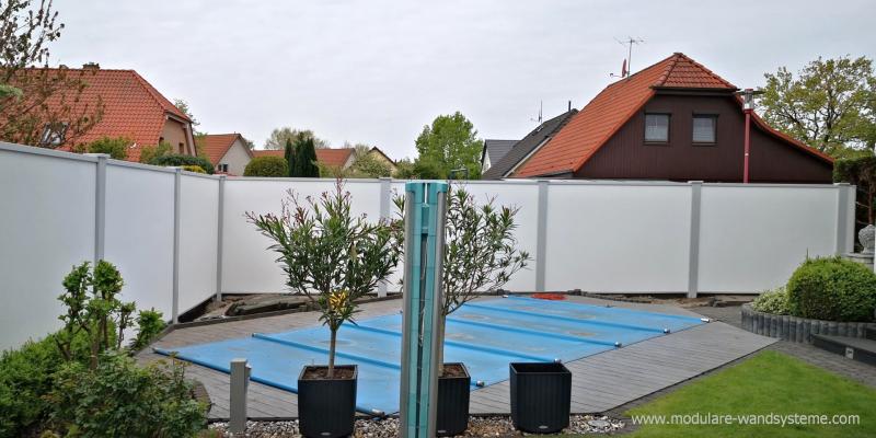 Modulare-Wandsysteme-Sichtschutz-Fertigwand-im-Poolbereich