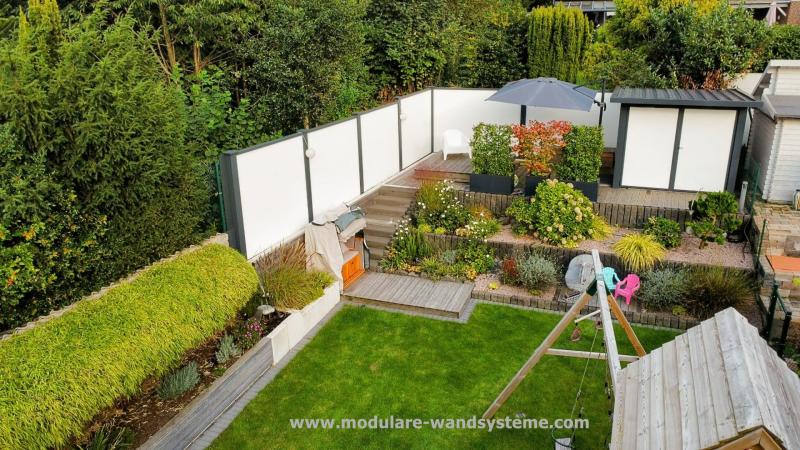 Modulare-Wandsysteme-Sichtschutz-auf-der-Terrasse-mit-Gartenhaus