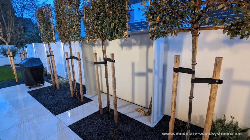 Modulare-Wandsysteme-Sichtschutz-mit-Holzunterstand