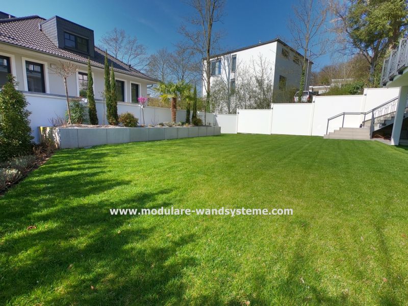 Modulare-Wandsysteme-Sichtschutzwand-am-Hang-mit-Pflanzbereich-aus-L-Steinen