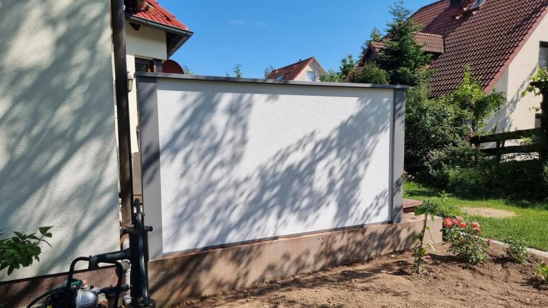 Modulare-Wandsysteme-Sichtschutzwand-direkt-auf-der-Terrasse-verschraubt