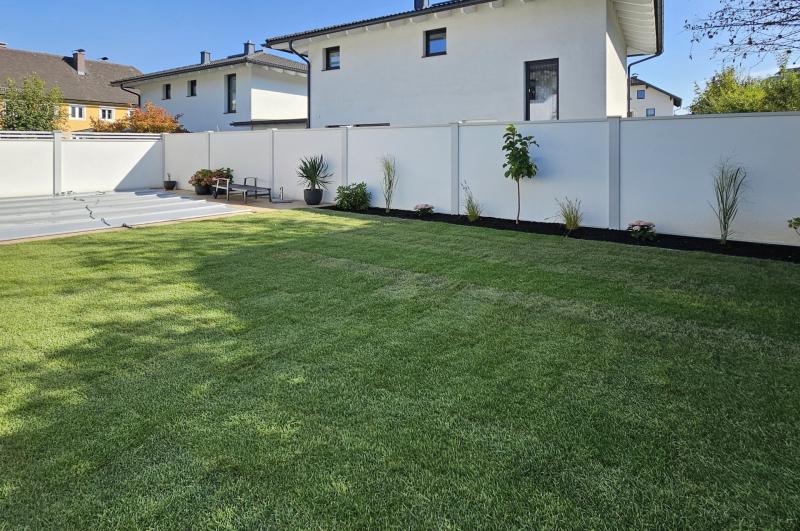 Modulare-Wandsysteme-Sichtschutzwand-mit-Pflanzstreifen-und-Pool