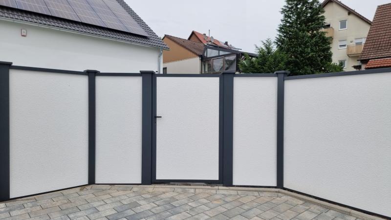 Modulare-Wandsysteme-Sichtschutzwand-mit-Tre