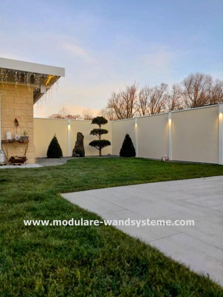 Modulare-Wandsysteme-Sichtschutzwand-neben-Gartenhaus