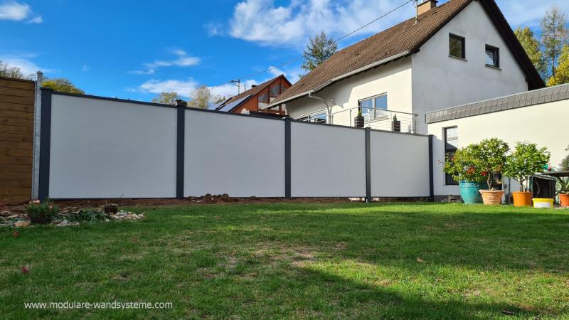 Modulare-Wandsysteme-Sichtschutzwand-zum-Nachbargarten-in-der-Bauphase