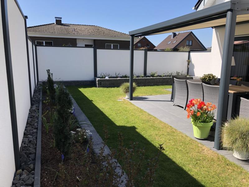 Modulare-Wandsysteme-Variante-I-Pfosten-Anthrazitgrau-und-Wand-Wei
