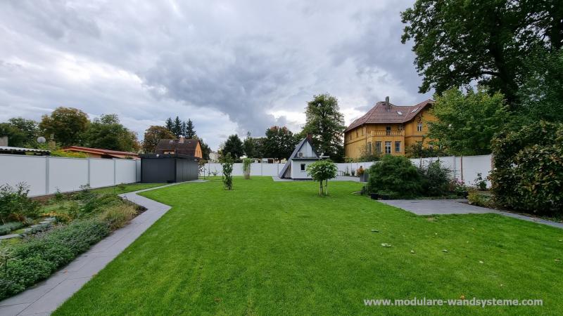 Modulare-Wandsysteme-grosser-Garten-mit-Biohort-Nebengebaeude-und-Gartenhaus