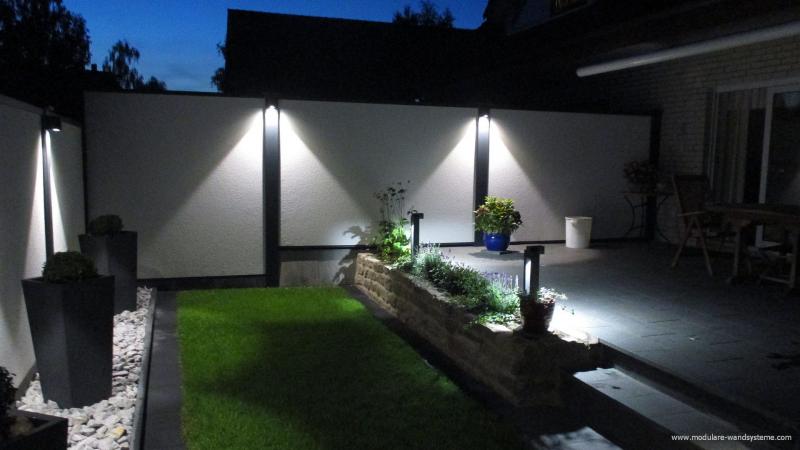 Modulare-Wandsysteme-mit-Beleuchtung-an-einer-Terrasse