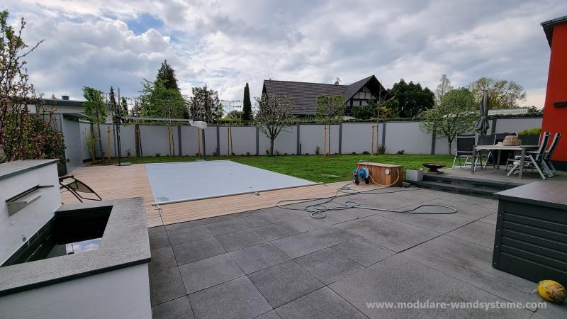 Modulare-Wandsysteme-moderner-Sichtschutz-mit-Pool-im-Vordergrund