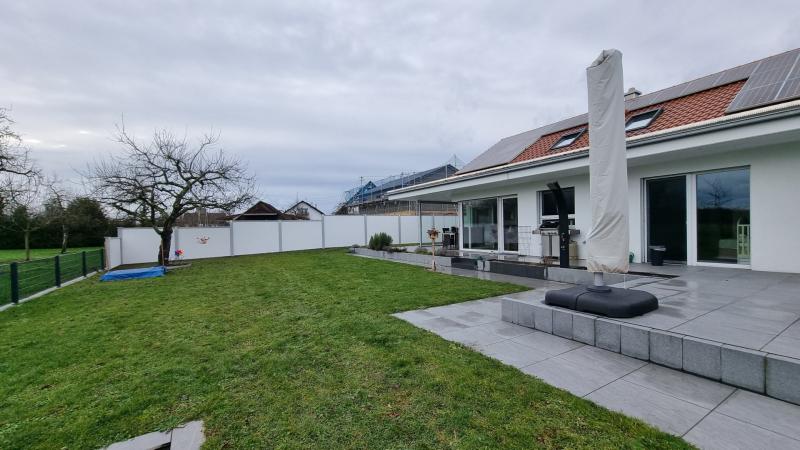 Sichtschutz--Larmschutzwand-in-Stufen-von-Modulare-Wandsysteme