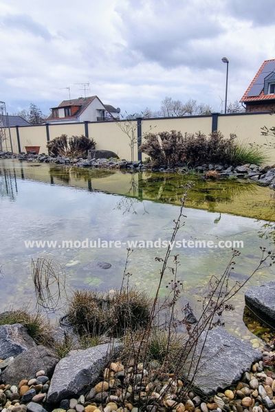 Sichtschutz-hinter-dem-Schwimmteich-Modulare-Wandsysteme