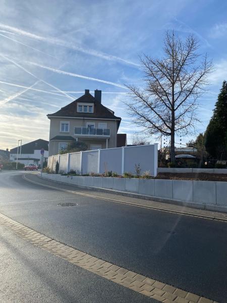 Sichtschutzwand-Modulare-Wandsysteme-mit-Pflanzstreifen-hinter-L-Steinen