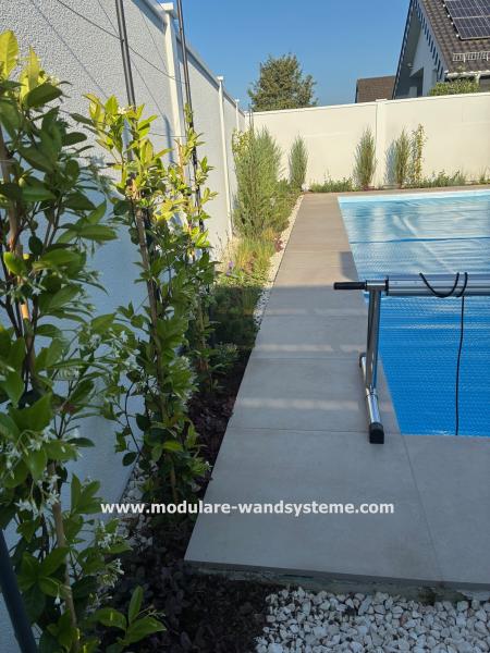 Sichtschutzwand-Pool-und-Pflanzbereich