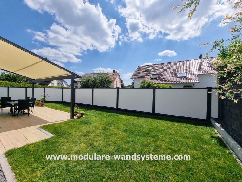 Sichtschutzwand-Terrasse-mit-Beschattung-Modulare-Wandsysteme