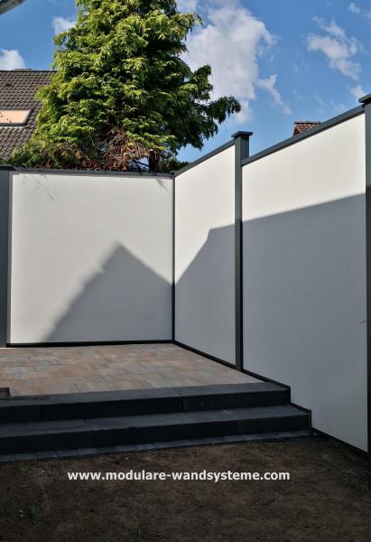 Sichtschutzwand-an-Terrasse-und-Treppe-Modulare-Wandsysteme