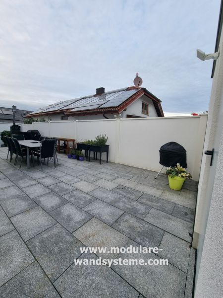 Sichtschutzwand-auf-der-Terrasse-Modulare-Wandsysteme