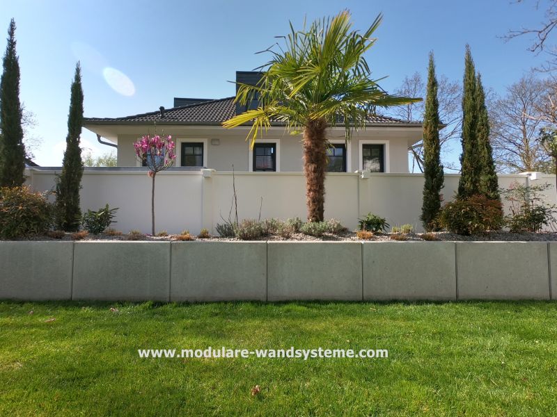 Sichtschutzwand-hinter-L-Stein-mit-Bepflanzung