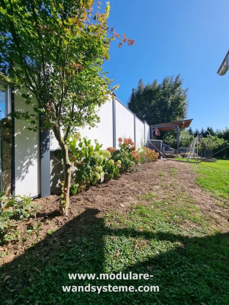 Sichtschutzwand-zum-Nachbargarten---Modulare-Wandsysteme