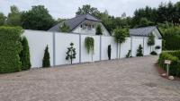 Modulare-Wandsysteme-Hoehe-240-cm-mit-Spalierbaum