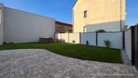 Modulare-Wandsysteme-Innenhof-mit-Wirlpool
