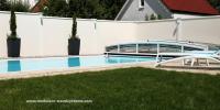 Modulare-Wandsysteme-Sicht-und-Windschutz-an-einem-Schwimmigpool