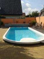 Modulare-Wandsysteme-Sichtschutz-am-Schwimmbad