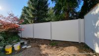 Modulare-Wandsysteme-Sichtschutz-zwischen-bestehende-Mauern-gesetzt