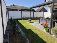 Modulare-Wandsysteme-Variante-I-Pfosten-Anthrazitgrau-und-Wand-Weiss