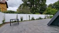 Modulare-Wandsysteme-Variante-I-Pfosten-lichtgrau-und-Wand-weiss