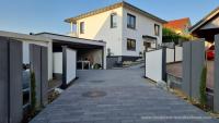 Modulare-Wandsysteme-Variante-I-mit-Granitstelen