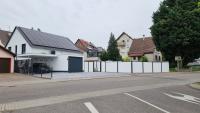 Modulare-Wandsysteme-farblich-auf-das-Wohhaus-und-die-Garage-abgestimmt