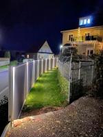 Sichtschutzwand in Rundung gesetzt