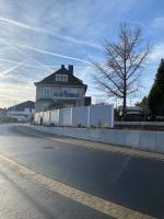 Sichtschutzwand-Modulare-Wandsysteme-mit-Pflanzstreifen-hinter-L-Steinen