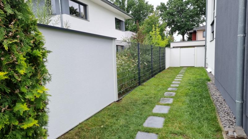 Modulare-Wandsysteme-Doppelstabmatten-kombi-Fertigwand-mit-Abdeckung-Variante-II-in-7016-Anthrazitgrau