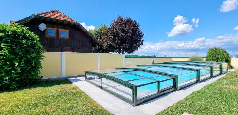 Modulare Wandsysteme Sicht und Laermschutz am Pool