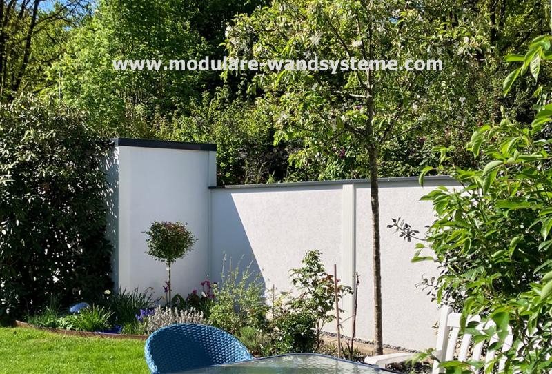 Gartenwand-mit-integriertem-Geräteschuppen