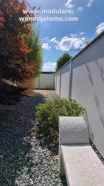 Granitbank-mit-Sicht--und-Windschutzwand-Modulare-Wandsysteme
