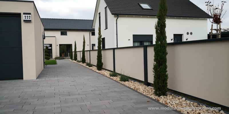 Modulare-Wandsysteme-Fertigmauer-farblich-abgestimmt-auf-das-Haus-und-Garage