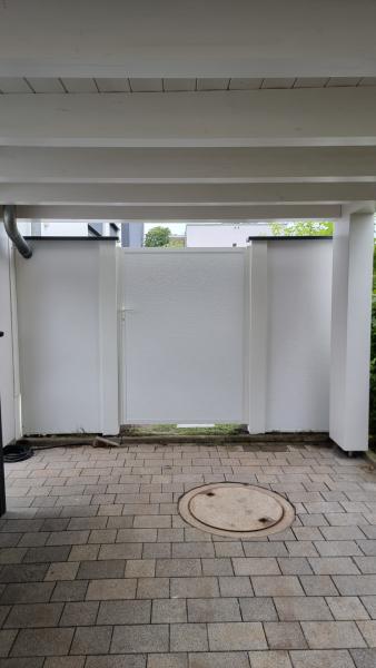 Modulare-Wandsysteme-Fertigwand-mit-Abdeckung-Variante-II-und-Gartentre-im-Carport