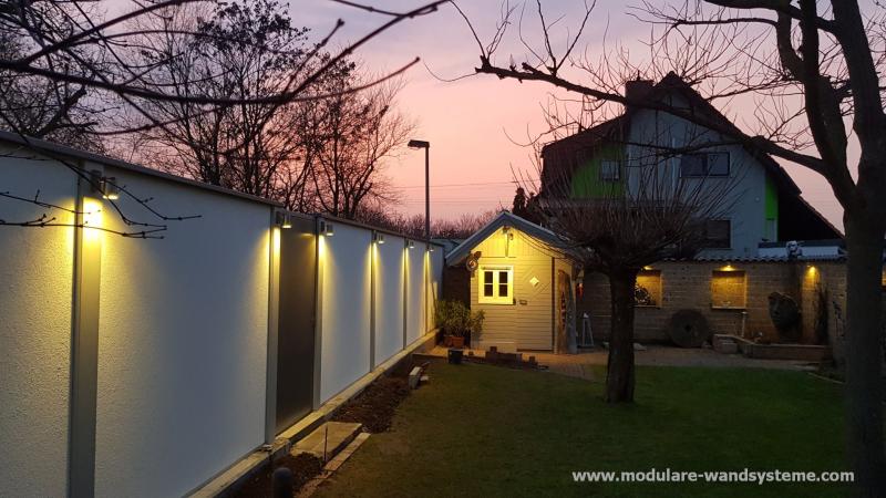 Modulare-Wandsysteme-Pfosten-RAL-9006-Weissaluminium-Abdeckung-RAL9007-mit-Beleuchtung