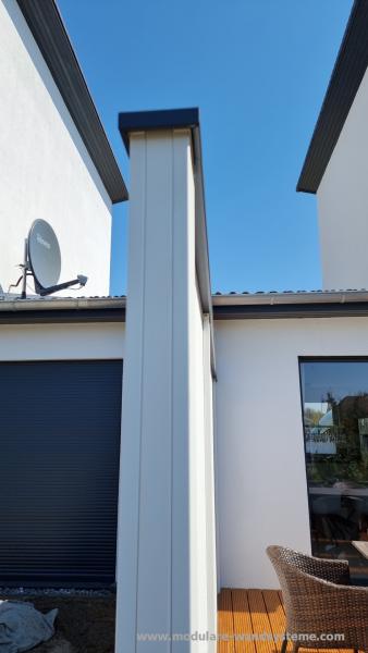 Modulare-Wandsysteme-Pfosten-RAL-9010-Abdeckung-Variante-II-in-RAL-7016