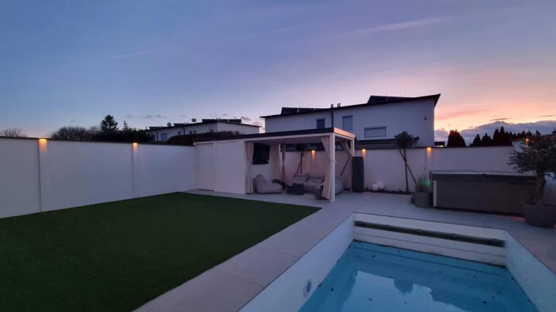 Modulare-Wandsysteme-Pool-mit-Terrasse-Gartenhaus-und-Sichtschutz-mit-Beleuchtung
