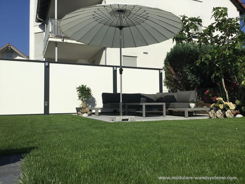 Modulare-Wandsysteme-Sichschutz-hinter-Lounge-Gartenmobel