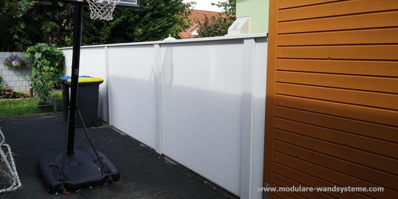 Modulare-Wandsysteme-Sicht--und-Larmschutz-Variante-II-an-einem-Carport-angeschlossen