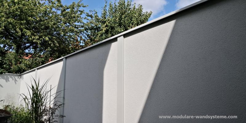 Modulare-Wandsysteme-Sichtschutz-Variante-II-Pfosten-und-Wand-in-lichtgrau