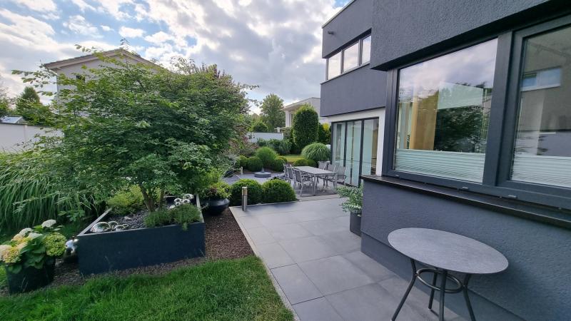Modulare-Wandsysteme-Umzaunung-am-modernen-Wohnhaus